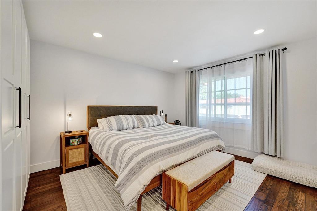 Building Photo - 120 NE 20th Ct