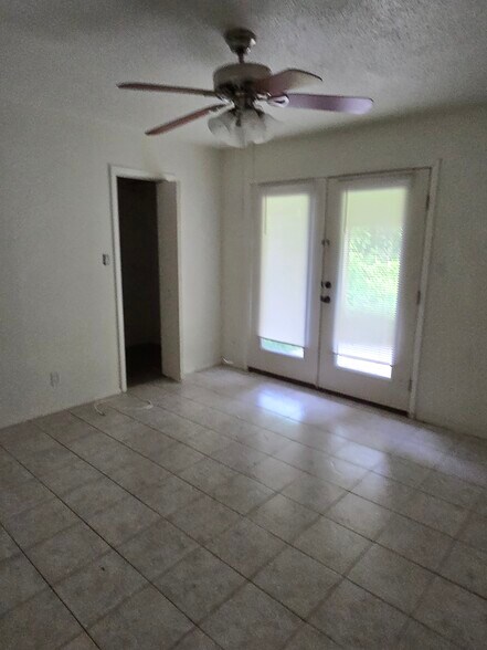 Building Photo - 923 Eikel St