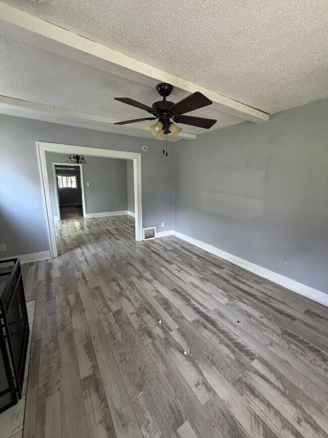 Building Photo - 2 bed 1 bath bungalow
