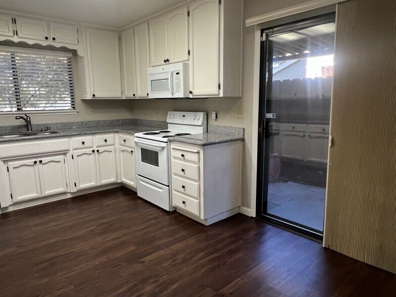 Building Photo - 2520 Beatrice Ln