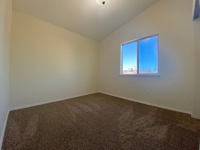 Building Photo - 4bed/2bath plus Bonus Loft!