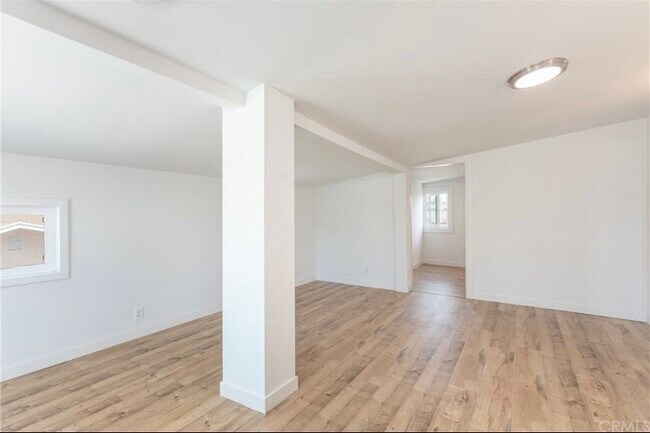 Primary Photo - 1563 W 23rd St