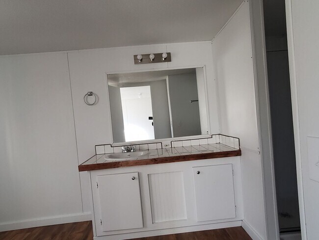 Building Photo - Ready to move in