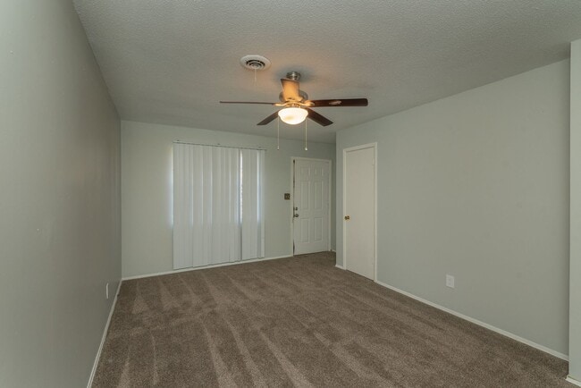 Building Photo - $1,120 - 3 bed/2 bath house in Turpin Hill, with fenced back yard! Section 8 Welcome!