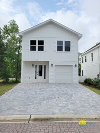 Building Photo - Stunning 3 Bedroom Home in SRB!
