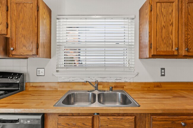 Building Photo - 1576 Springfield Dr