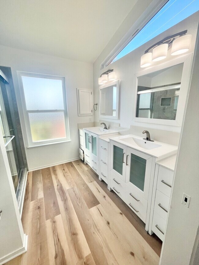 Building Photo - Stunning newly remodeled 3 bedroom 2 bathroom home!