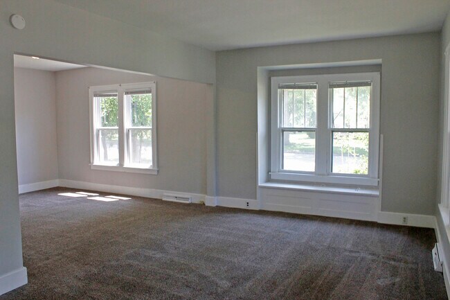 Building Photo - 502 12th Ave