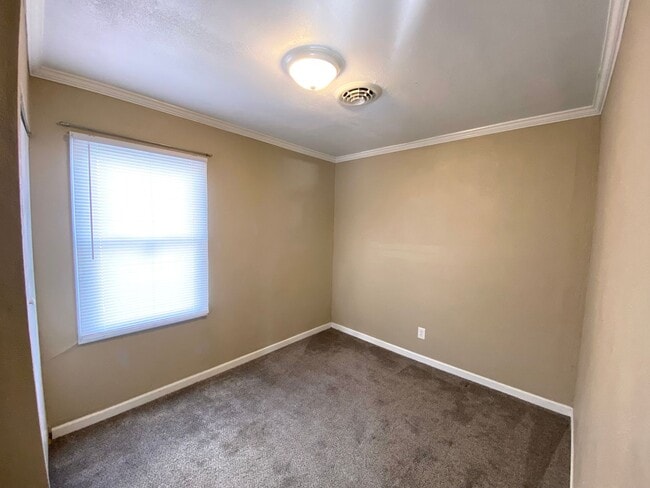 Building Photo - 1311 W Maywood Ave