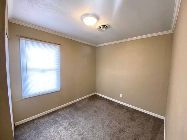 Building Photo - 2 Bedroom, 1 Bath Home Available in Peoria IL!