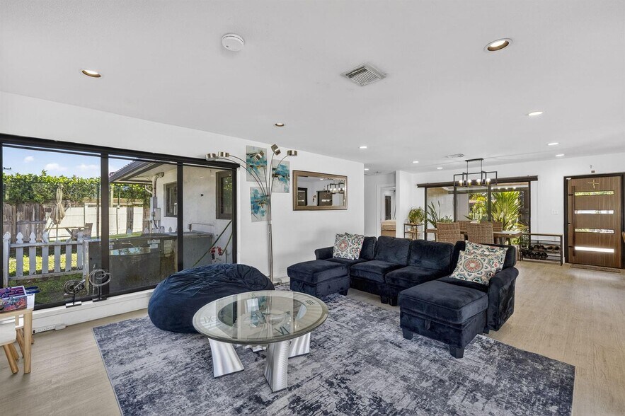 Building Photo - 2601 NE 8th Ct