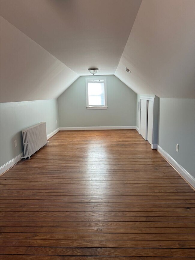 Building Photo - Discover comfort and convenience in charming North Michigan Park!