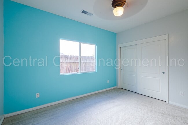 Building Photo - 3 Bedroom/2 Bath Home with an office and paid solar - $2695 per month!
