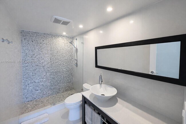 Building Photo - 1000 West Ave