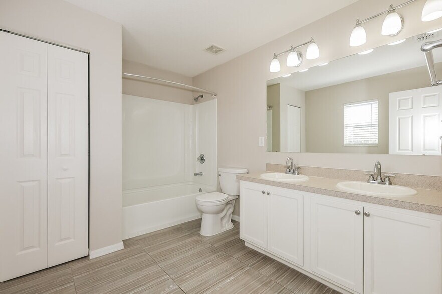 Building Photo - 9540 Simeon Dr