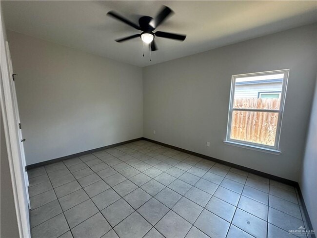 Building Photo - 2426 S Vly Cir