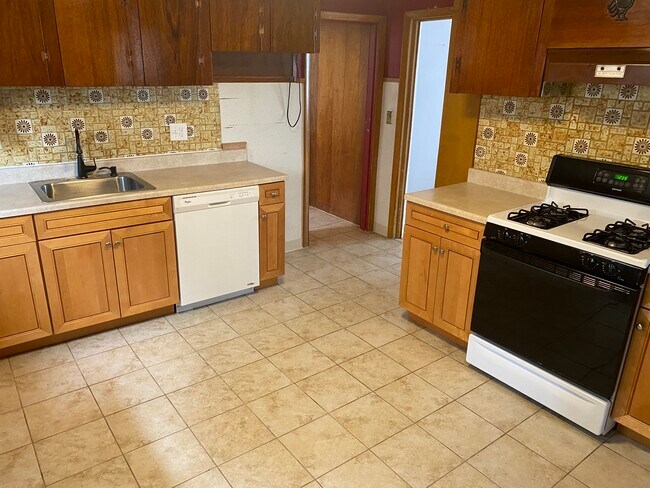 Building Photo - 71 Milton Ave