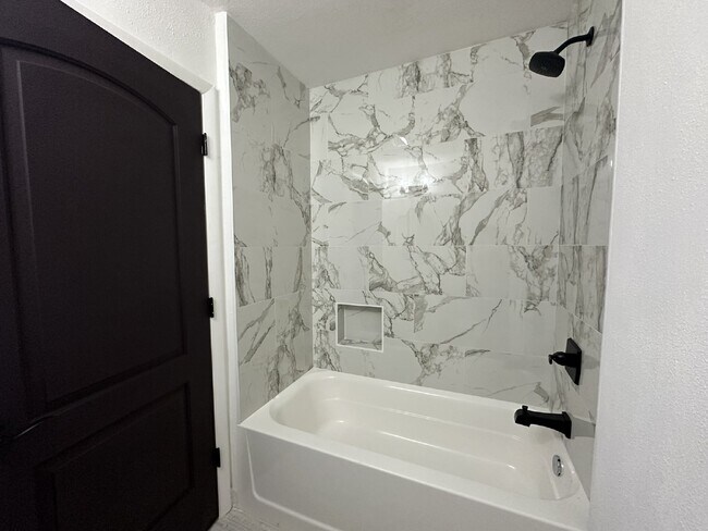 Building Photo - "Charming 2-Bed, 2-Bath North Port Retreat"