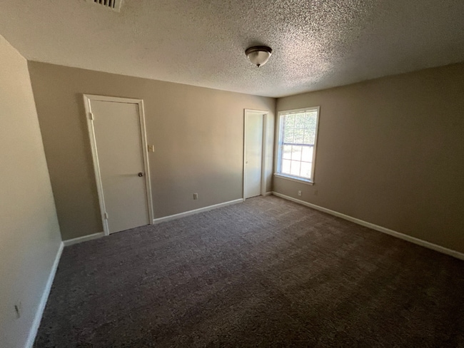 Building Photo - Charming 3BR/2BA Memphis Home | Hardwood Floors, 1-Car Garage & Fenced Yard