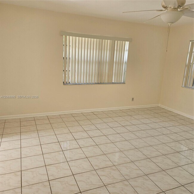 Building Photo - 1008 NE 34th Ct