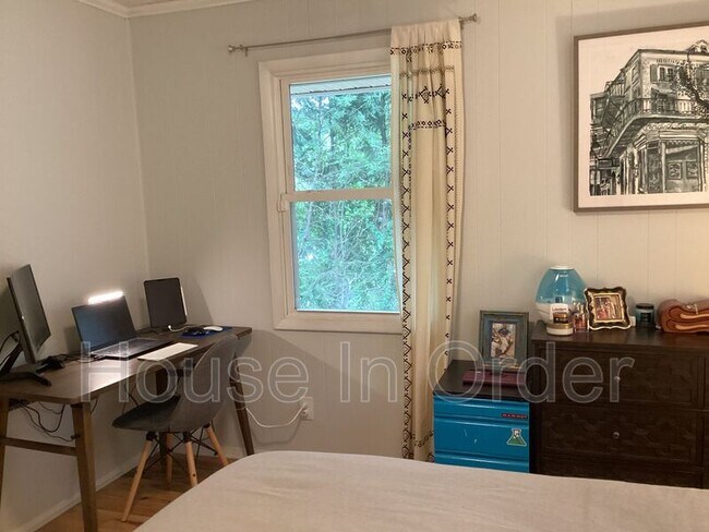 Building Photo - 23 Moore Ave