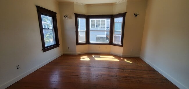 Building Photo - Pre-leasing August - 4bd/2ba
