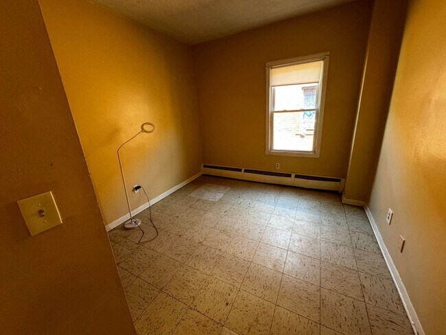 Building Photo - 4 Bedrooms 2 Bath Apartment with Heat and ...