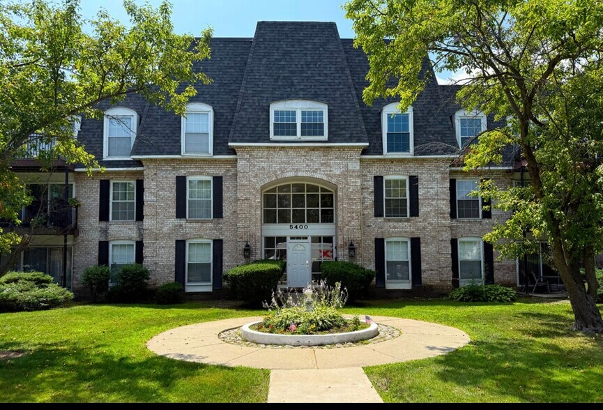 Building Photo - 5400 Carriageway Dr