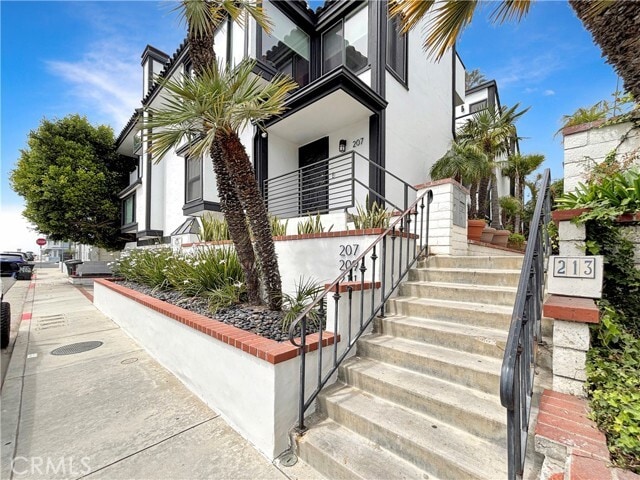 Building Photo - 211 19th St