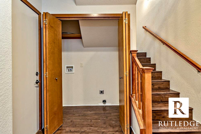 Building Photo - 3 Bedroom Townhouse in Medford!