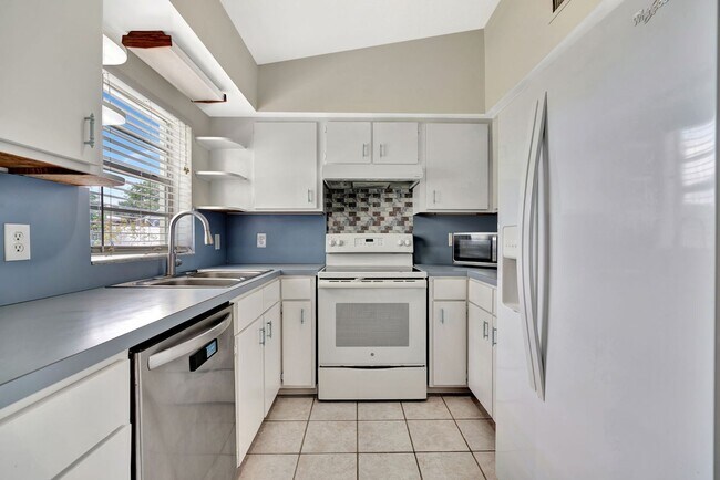 Building Photo - Beachside Bliss in Hobe Sound – Move-In Ready with Room to Roam!