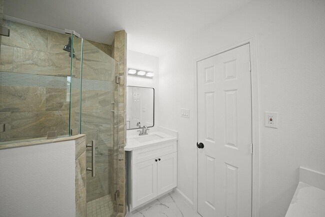 Building Photo - 5943 Greenmont Dr