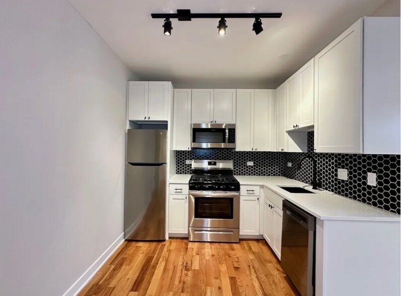 Building Photo - 655 W Wrightwood Ave