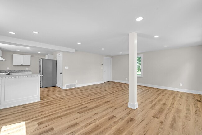 Building Photo - 9045 Hillcrest Dr