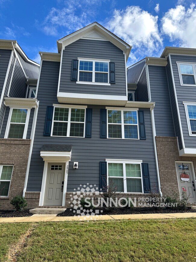 Primary Photo - Beautiful 4 Bed 3.5 Bath Townhome minutes ...