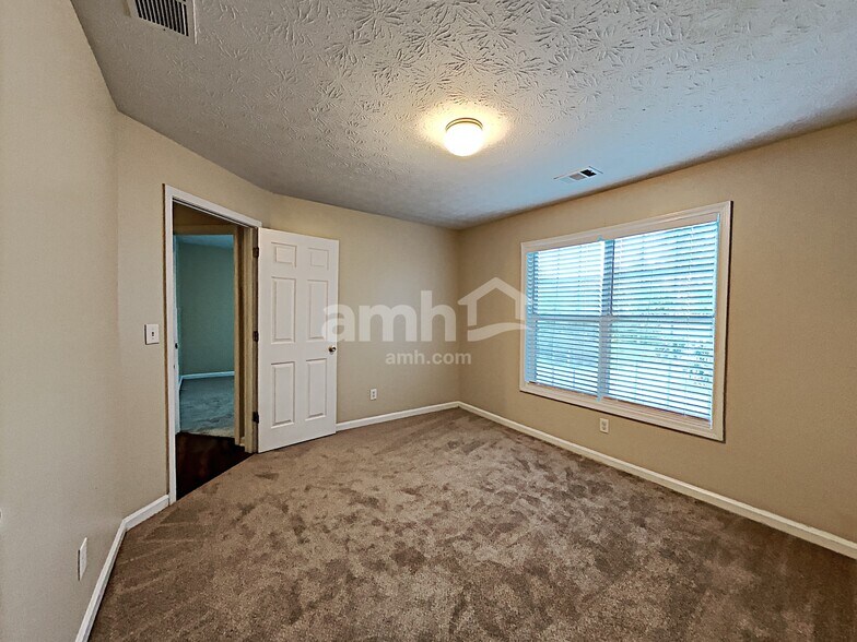 Building Photo - 1500 Chalet Cir