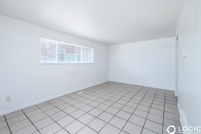 Building Photo - 1600 Ivy Cir