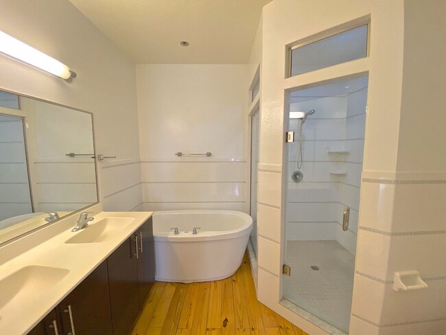 Building Photo - Stunning and Unique Luxury Town Home for R...