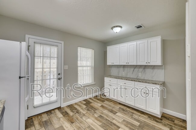 Building Photo - 219 Lynbrook Way