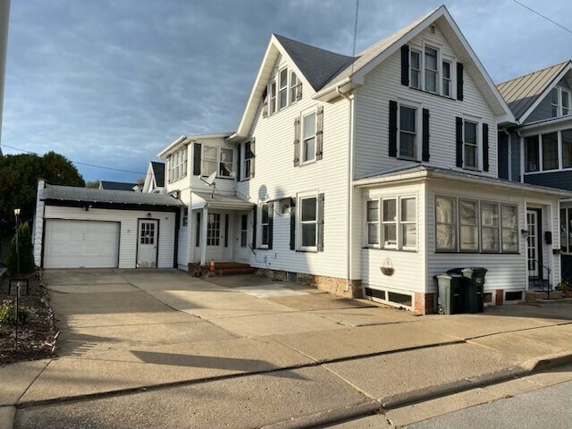 Building Photo - 112 1st St