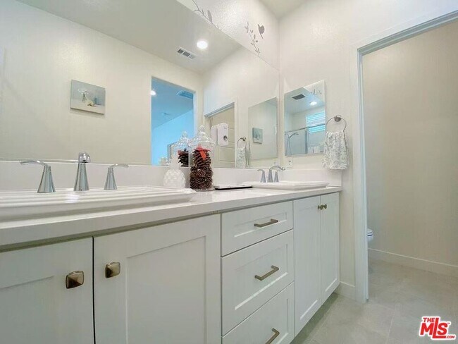 Building Photo - 13 Bedford Ct