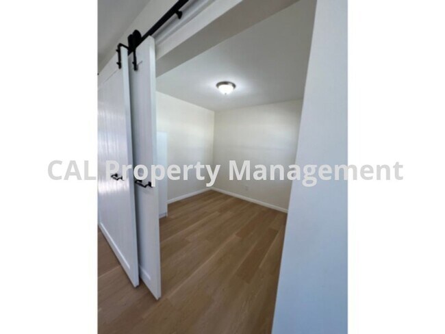 Building Photo - 2125 N Screenland Dr