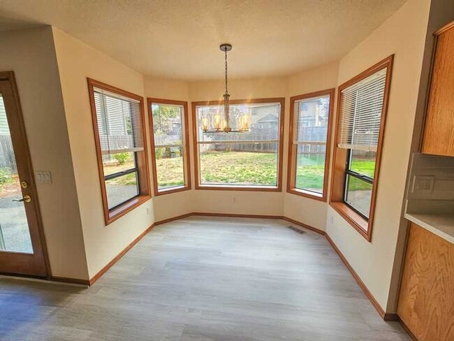 Building Photo - Spaceous newly remodeled 5 bedroom 3 bath ...