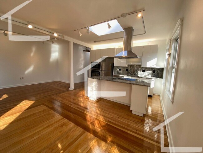 Building Photo - HOT CAMBRIDGE LISTING!!!!!