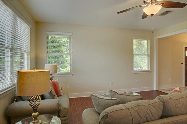 Building Photo - 905 Brentwood St