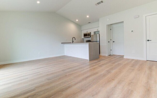 Building Photo - 1215 Hollow Creek Dr