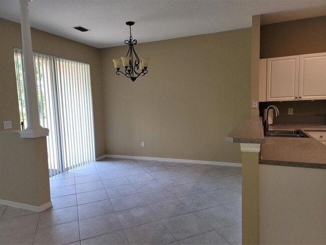 Building Photo - 233 River Bluff Ln