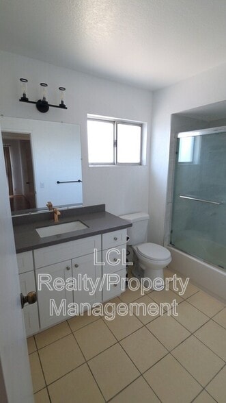 Building Photo - 1452 E 5th St