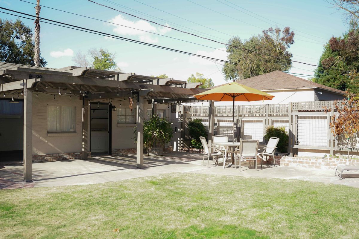 Building Photo - 321 Las Palmas Ave