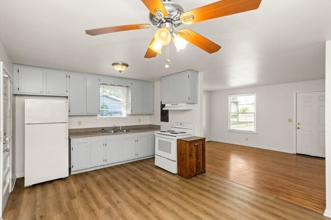 Building Photo - 2510 9th Ave S